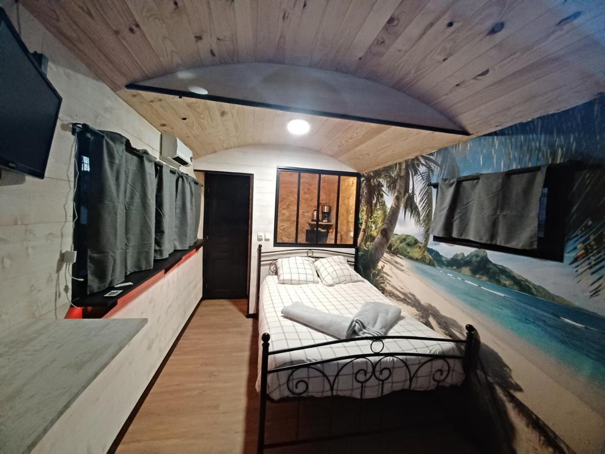 Roulotte Et Sauna De Tonton Bouvy Au Domaine Du Reuze Winnezeele Exterior photo